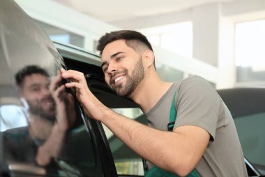 Atölyede folyo ile araba boyama