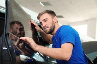 Atölyede folyo ile araba boyama