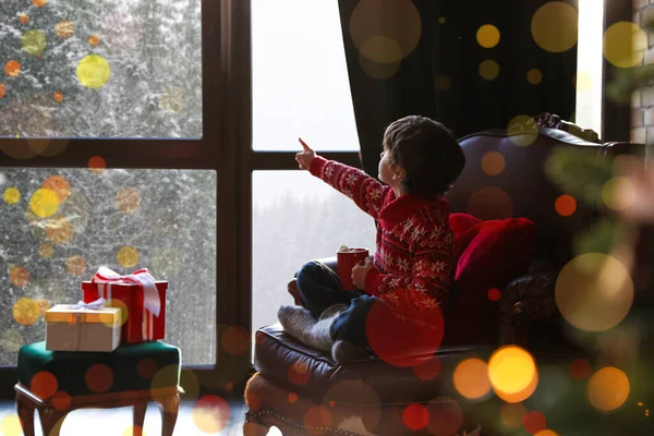 Petit garçon attendant le Père Noël près de la fenêtre à l'intérieur. Christma ! — Photo