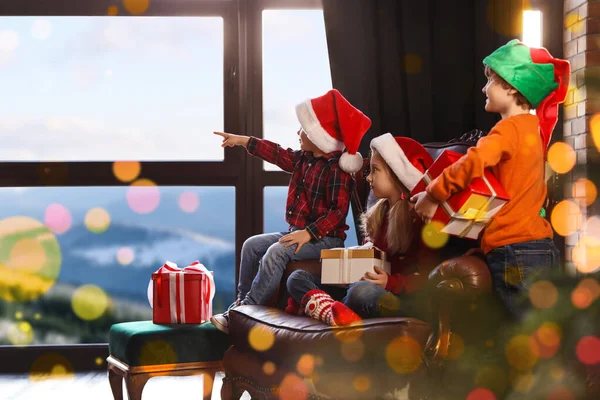 Niños esperando a Santa Claus cerca de la ventana interior. Chr. —  Fotos de Stock