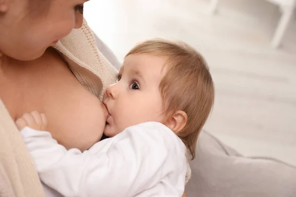 Жінка грудного вигодовування її маленька дитина вдома, крупним планом — стокове фото