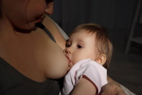 Vrouw borstvoeding haar kleine baby thuis, close-up — Stockfoto