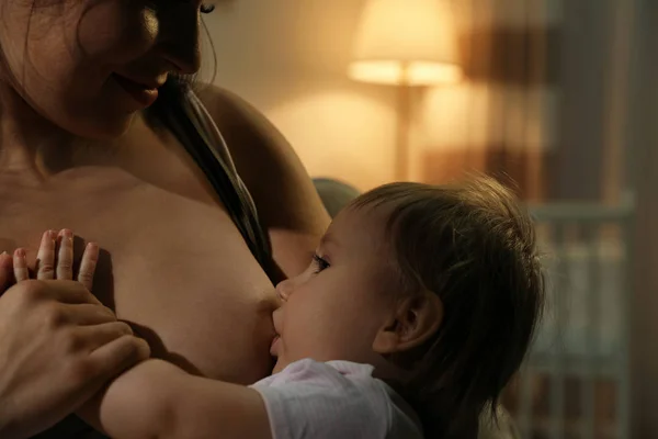 Mulher Amamentando Seu Bebê Casa Close — Fotografia de Stock