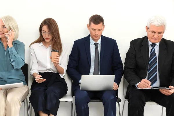 Personas que esperan una entrevista de trabajo en la oficina —  Fotos de Stock