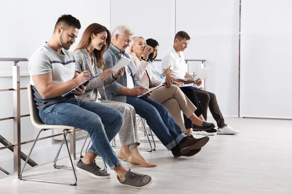 Personas Que Esperan Una Entrevista Trabajo Oficina —  Fotos de Stock