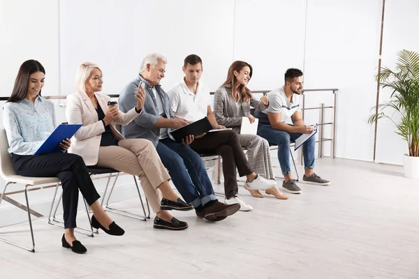 Personas Que Esperan Una Entrevista Trabajo Oficina —  Fotos de Stock