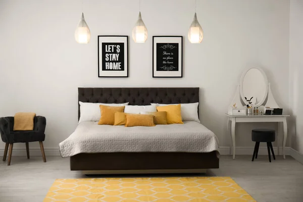 Stilvolles Interieur mit großem bequemen Bett — Stockfoto