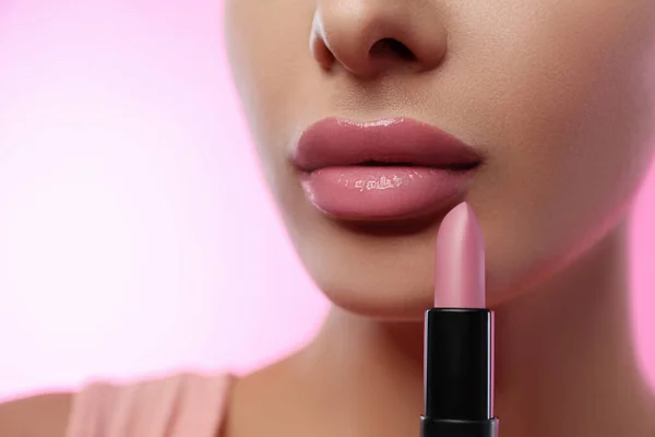 Vrouw Met Glanzende Lippenstift Roze Achtergrond Close — Stockfoto
