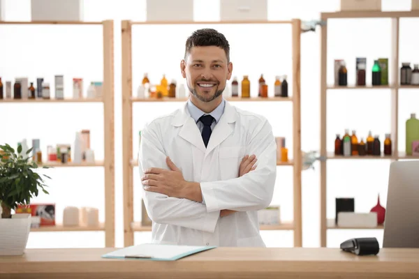 Portret szczęśliwego farmaceuty w aptece — Zdjęcie stockowe