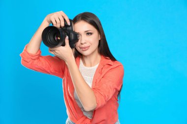 Profesyonel fotoğrafçı St. Louis 'de açık mavi arka plan üzerinde çalışıyor.