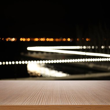 Boş ahşap yüzey ve bulanık şehir manzarası. Bokeh etkisi 