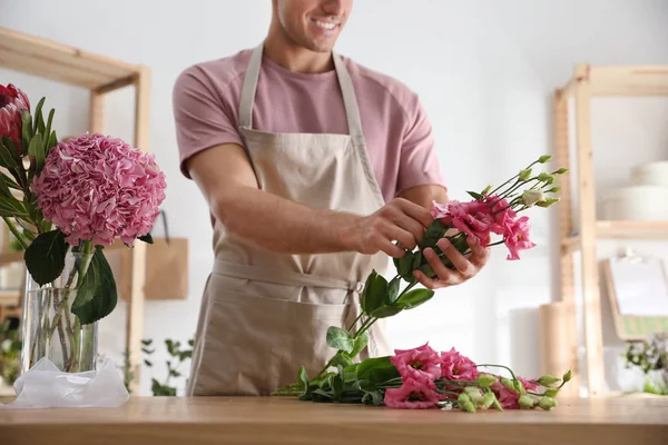 Floristería haciendo hermoso ramo en la mesa en el taller, primer plano — Foto de Stock