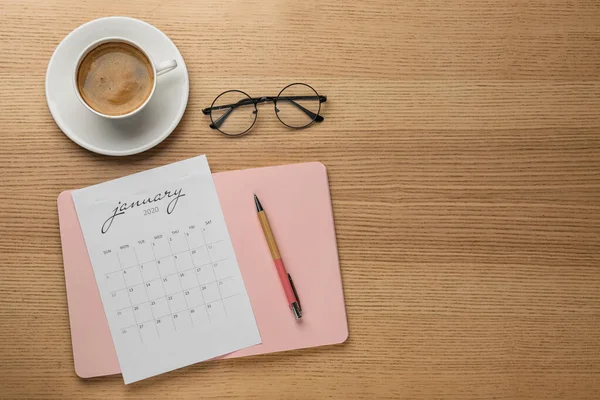 Composition à plat avec calendrier et tasse de café sur t en bois — Photo