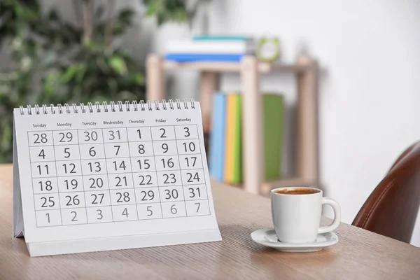 Calendario Tazza Caffè Sul Tavolo Legno Sullo Sfondo Sfocato — Foto Stock