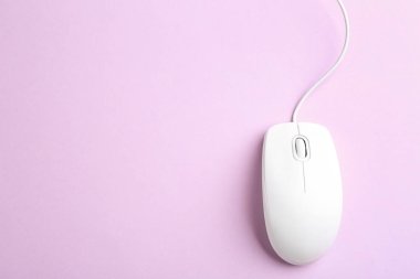 Eflatun arka planda modern kablo optik fare, üst görünüm. Boşluk 