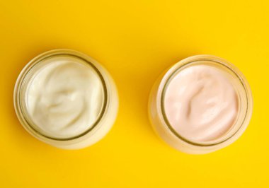 Sarı arka planda lezzetli organik yoğurt.