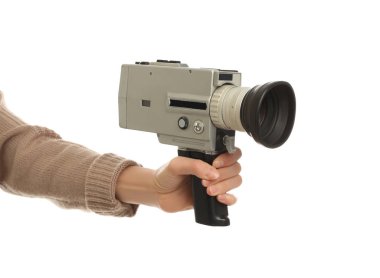 Beyaz arka planda eski model video kamerası olan bir kadın. 