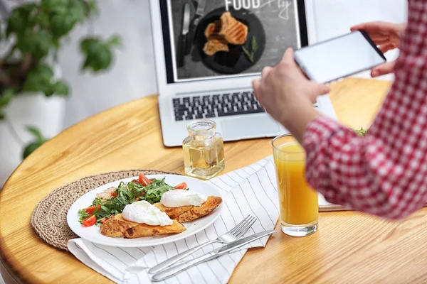 Blogueuse Alimentaire Prenant Une Photo Son Déjeuner Table Bois Intérieur — Photo