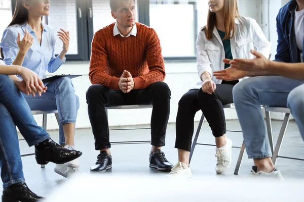 Psicoterapeuta Trabajando Con Pacientes Sesiones Terapia Grupo Interiores — Foto de Stock