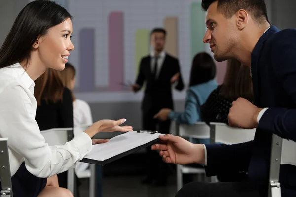 Jóvenes Con Formación Empresarial Sala Conferencias Con Pantalla Proyección — Foto de Stock