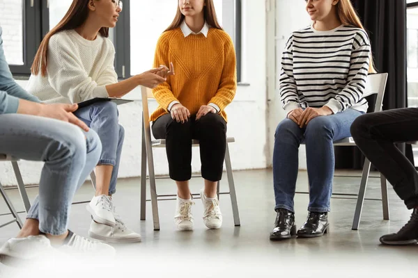 Psicoterapeuta Trabajando Con Pacientes Sesión Terapia Grupo Primer Plano — Foto de Stock