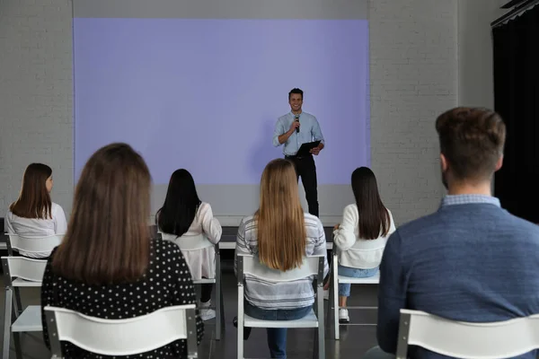 男商业培训员在有投影屏幕的会议室讲课 — 图库照片