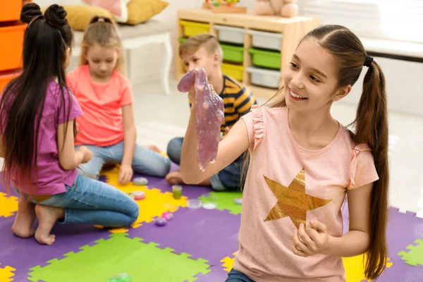 Preteen Mädchen Spielend Mit Schleim Zimmer — Stockfoto