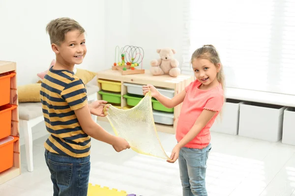 Glückliche Kinder Spielen Mit Schleim Zimmer — Stockfoto