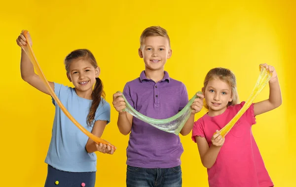 Niños Felices Con Limo Sobre Fondo Amarillo — Foto de Stock