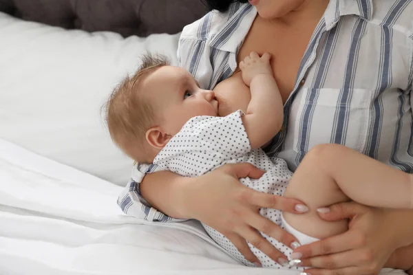 Mujer Amamantando Pequeño Bebé Cama Interiores — Foto de Stock