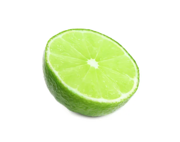 Taze yeşil limonun yarısı beyaza izole edilmiş. — Stok fotoğraf