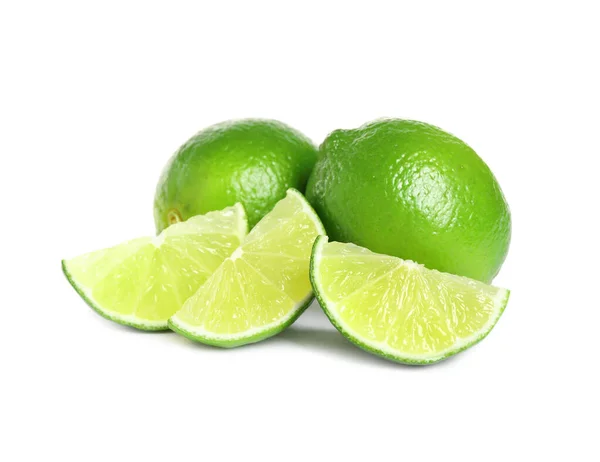 Verse rijpe groene limoenen geïsoleerd op wit — Stockfoto