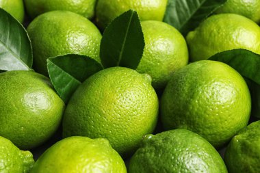 Arka plan olarak taze sulu limonlar, yakın plan