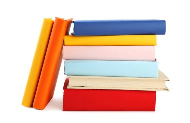 Beyaza izole edilmiş renkli kitap yığını