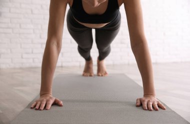 Yoga stüdyosunda asana egzersizi yapan genç bir kadın, yakın plan. Phal