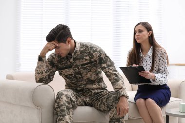 Psikoterapist, erkek ordu subayıyla birlikte çalışıyor.