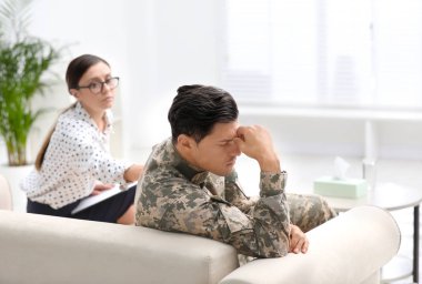 Psikoterapist, erkek ordu subayıyla birlikte çalışıyor.