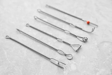 Mermer masada farklı logopedik sondalar var. Konuşma terapisi.