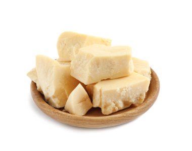 Aromatik organik kakao yağı ahşap kasede, beyaz üzerine izole edilmiş.