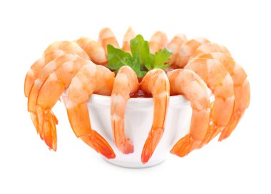 Beyaz üzerine domates soslu lezzetli karides kokteyli.