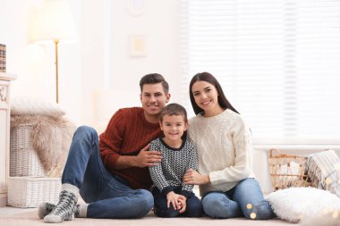 Küçük oğlu evde birlikte vakit geçiren mutlu bir aile. Kazan.