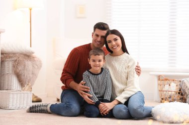 Küçük oğlu evde birlikte vakit geçiren mutlu bir aile. Kazan.
