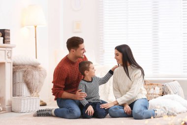 Küçük oğlu evde birlikte vakit geçiren mutlu bir aile. Kazan.