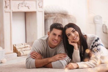 Mutlu çift evde birlikte vakit geçiriyor. Kış tatili