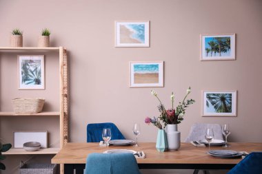 Modern yemek odasının içi şık mobilyalarla dolu.