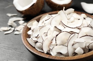 Tahta kasede lezzetli hindistan cevizi cipsleri, yakın plan.