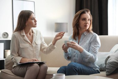 Ofiste hastayla çalışan profesyonel psikoterapist.