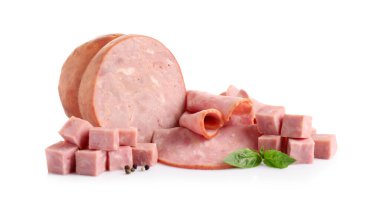 Lezzetli taze jambon, fesleğen ve biberli beyaz üzerine izole edilmiş.