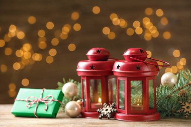 Fenerli kompozisyon ve masa üzerindeki köknar dallarıyla bulanık arka plan. Kış tatili