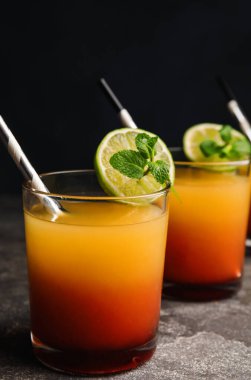 Gri masada taze alkolik Tekila Gündoğumu kokteyli.